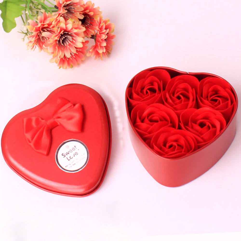 Комплект 6 броя сапунени рози в кутийка с формата на сърце